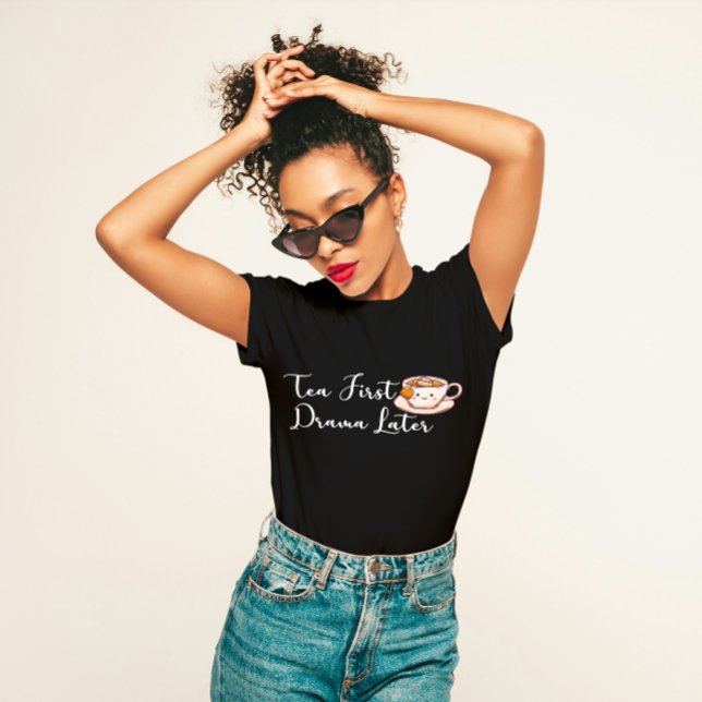 Camiseta "Chá First, Drama Posterior" Engraçado Adorador de (Criador carregado)