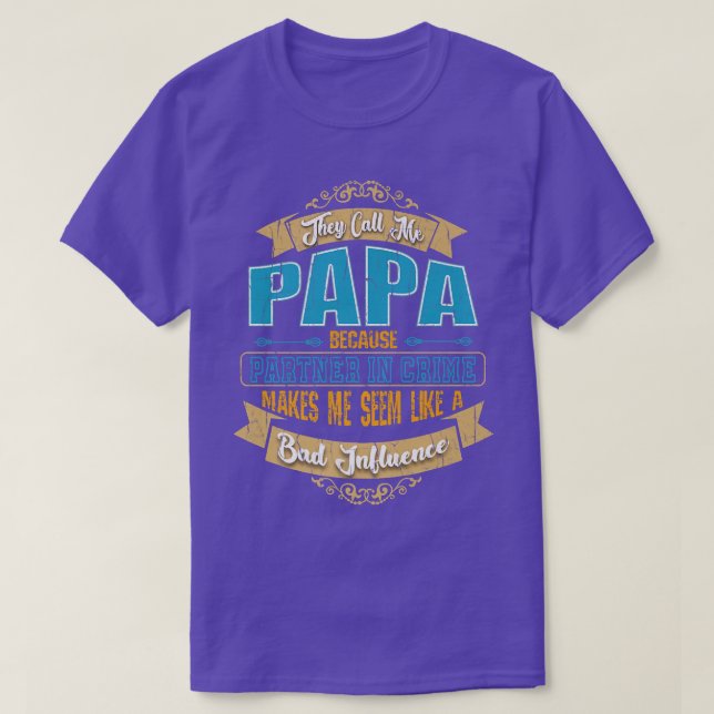 Camiseta Chamam-Me Papá - Parceiro Em Crime, Má Influência (Frente do Design)