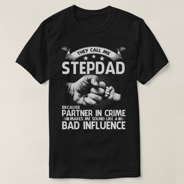 Camiseta Chamam-Me STEPDAD Porque É Parceiro Na Fath Do Cri (Frente do Design)