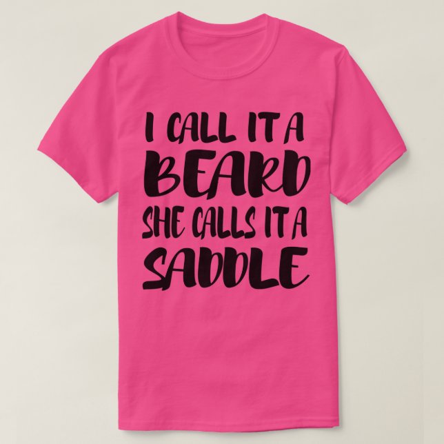 Camiseta Chamo-Lhe Uma Barba Que Ela Chama De Presente Engr (Frente do Design)