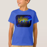 Camiseta Chanukkah Brass Lion Menorah<br><div class="desc">Apresenta uma reprodução digital em 3D de um latão,  menorah com o tema leão,  feita em Israel por volta de 1950,  sobre um fundo fractal azul. Mostrado com velas acesas.</div>