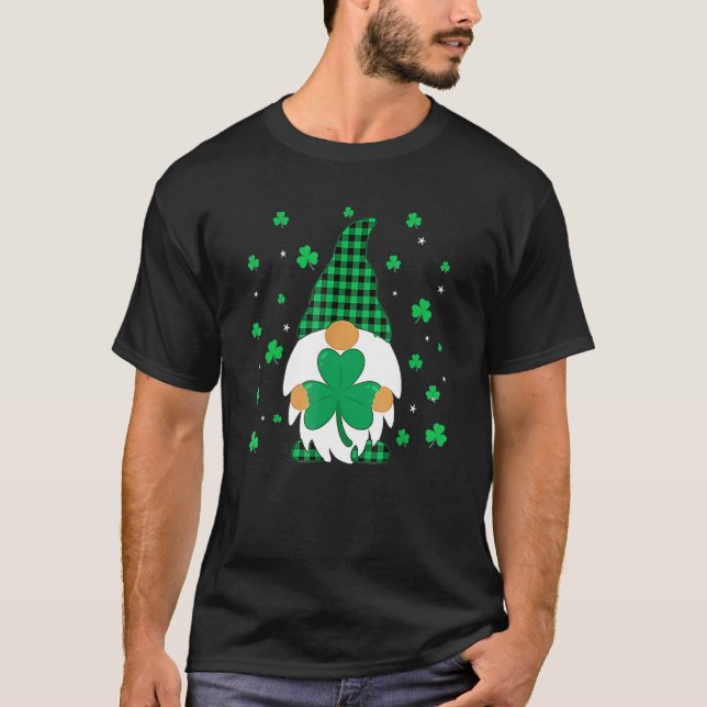 Camiseta Chapeau Xadrez Gnome Holding C Shamrock Rua Patric (Frente)
