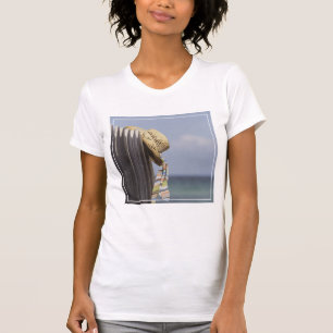 Camiseta Chapéu de palha que pendura na cerca na praia