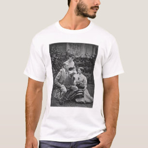 Camiseta Charles Dickens com as duas de suas filhas