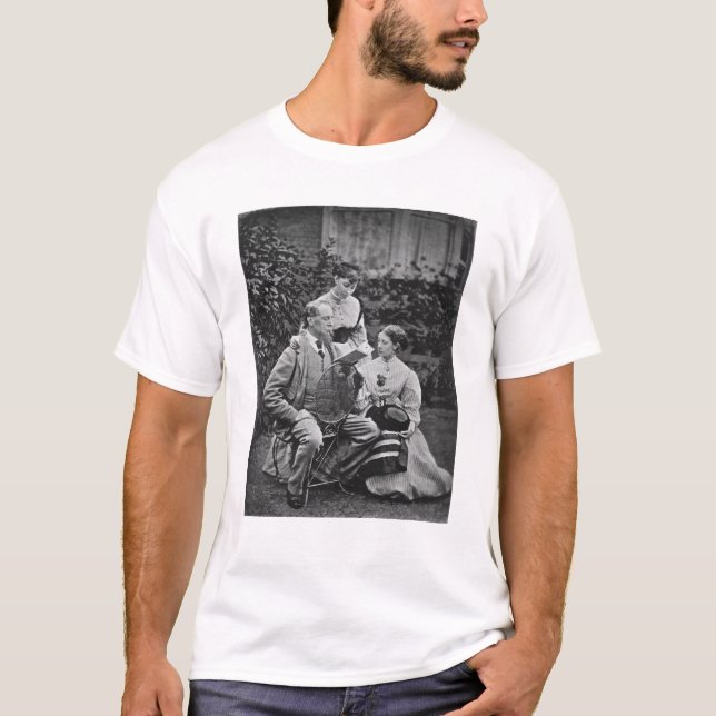 Camiseta Charles Dickens com as duas de suas filhas (Frente)