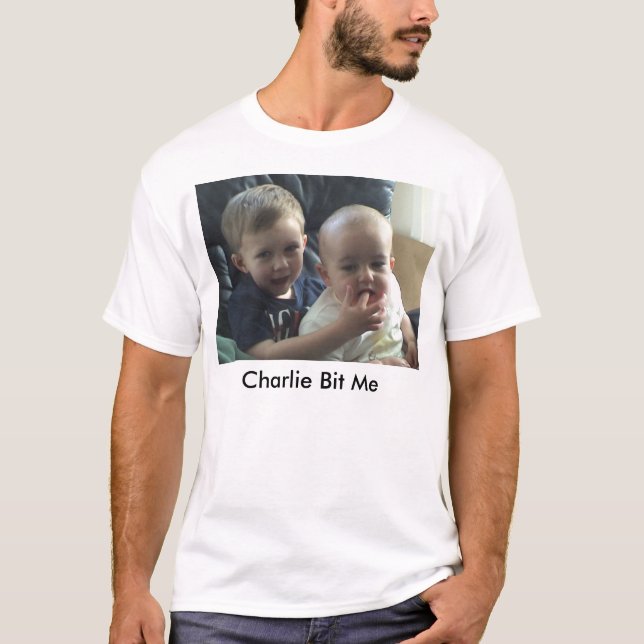 Camiseta Charlie mordeu-me - antes da mordida - básico (Frente)