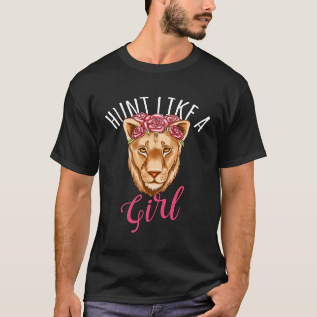 Camiseta Chase Like A Girl Lioness Deer Hunting Hunter (Frente)