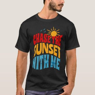 Camiseta Chase o pôr do sol comigo Retro Vibes para o Verão