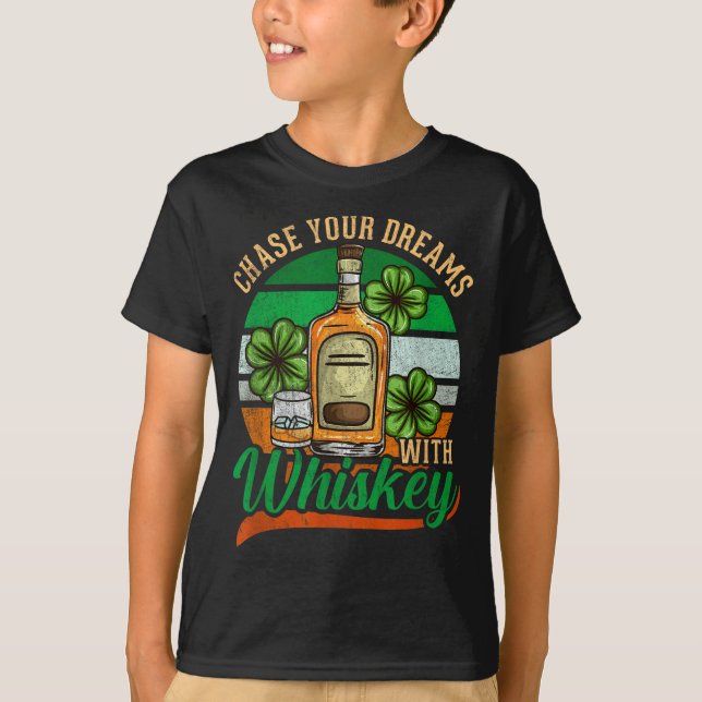 Camiseta Chase Your Dreams With Whiskey I Funny St. Patrick (Frente)