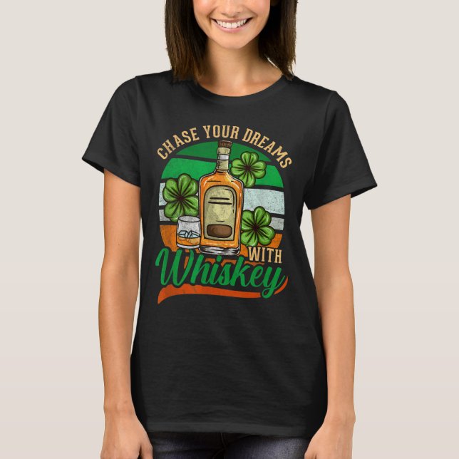 Camiseta Chase Your Dreams With Whiskey St. Patrick's Day C (Frente)