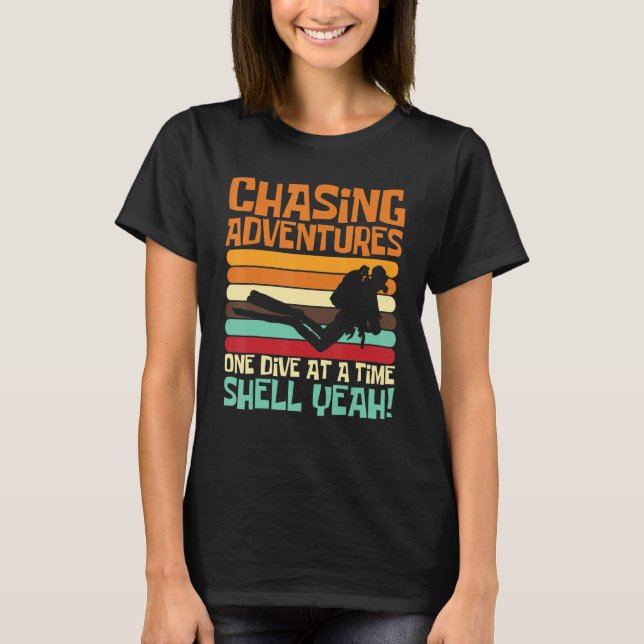 Camiseta Chasing Adventures One Dive at a Time, Shell Yeah_ (Frente)