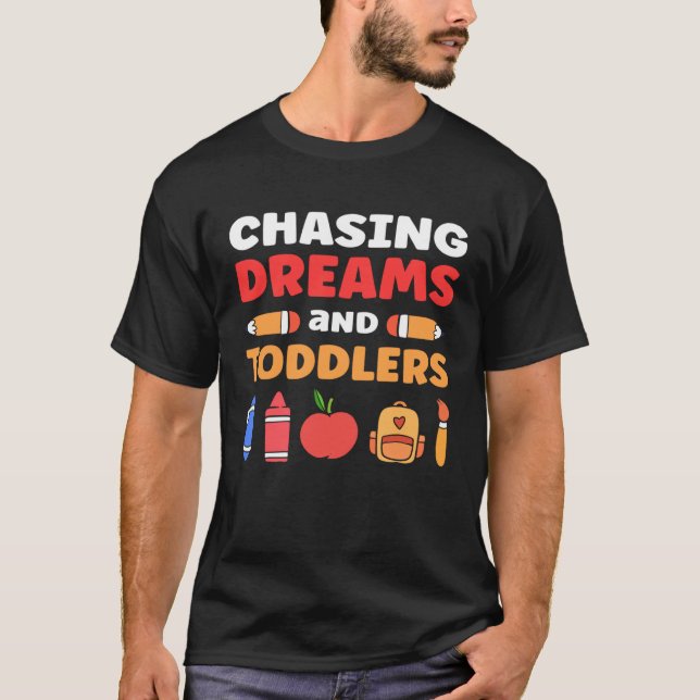 Camiseta Chasing Dreams And Toddlers Childcare Daycare Prov (Frente)
