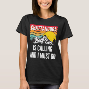 Camiseta Chattanooga Está Ligando E Eu Preciso Ir, Pôr O So