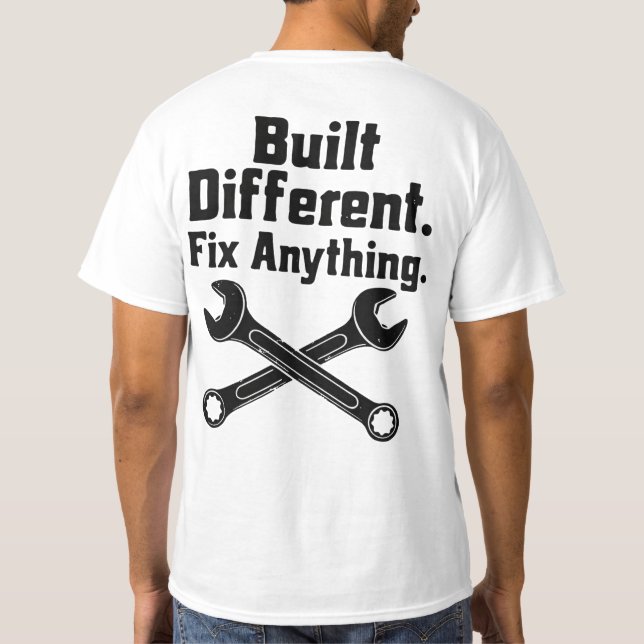Camiseta Chave de Mecânico Construída Diferente Conserta Qu (Verso)