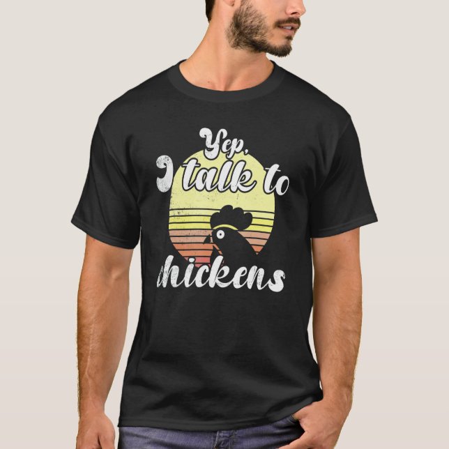 Camiseta Cheeky Chicken Sunset Yep I Talk To Chickens Scrip (Frente)