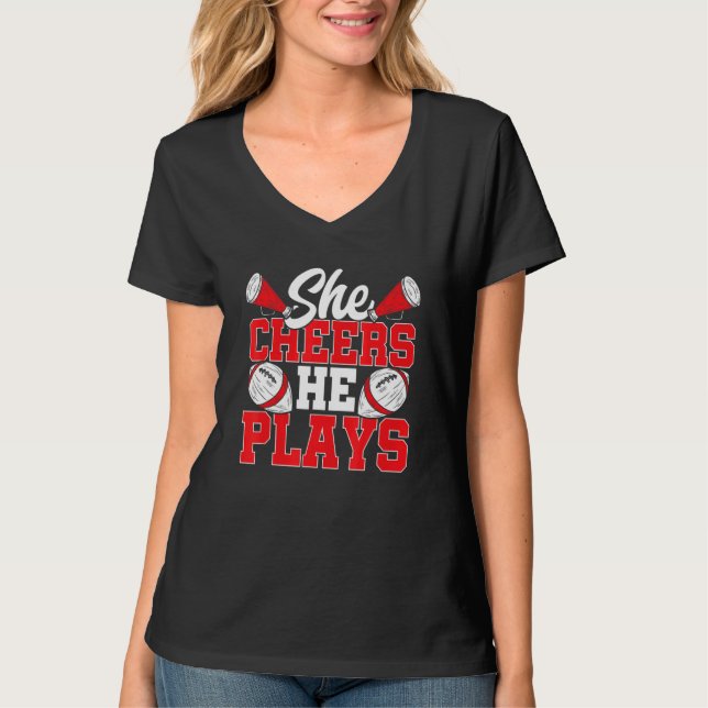 Camiseta Cheer and Football Mom Cheer Mom Of Both Football  (Frente)