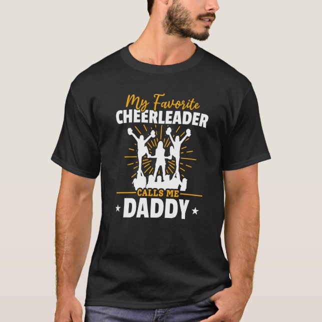 Camiseta Cheerleading My Favorite Cheerleader Calls me Dadd (Frente)