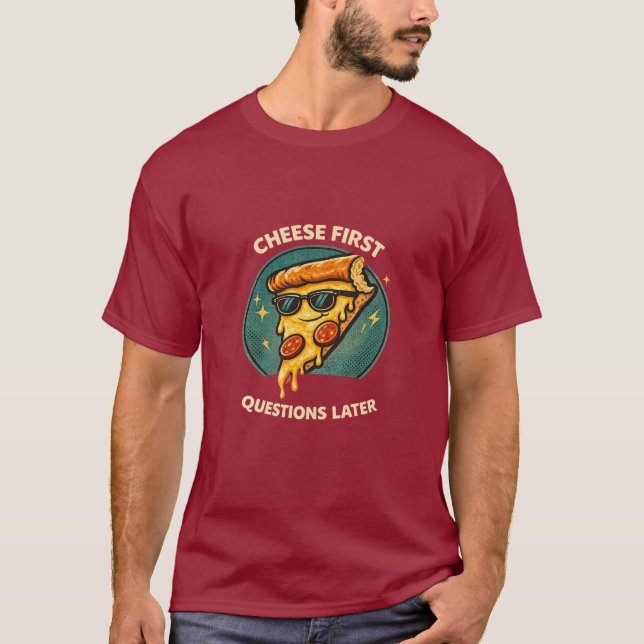 Camiseta Cheese First Questions Later Funny Retro Pizza T-S (Frente)