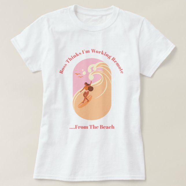 Camiseta Chefe acha que estou trabalhando remotamente... na (Frente do Design)
