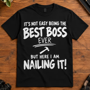 Camiseta Chefe Humor Aqui Estou Clavando Gerente Arte