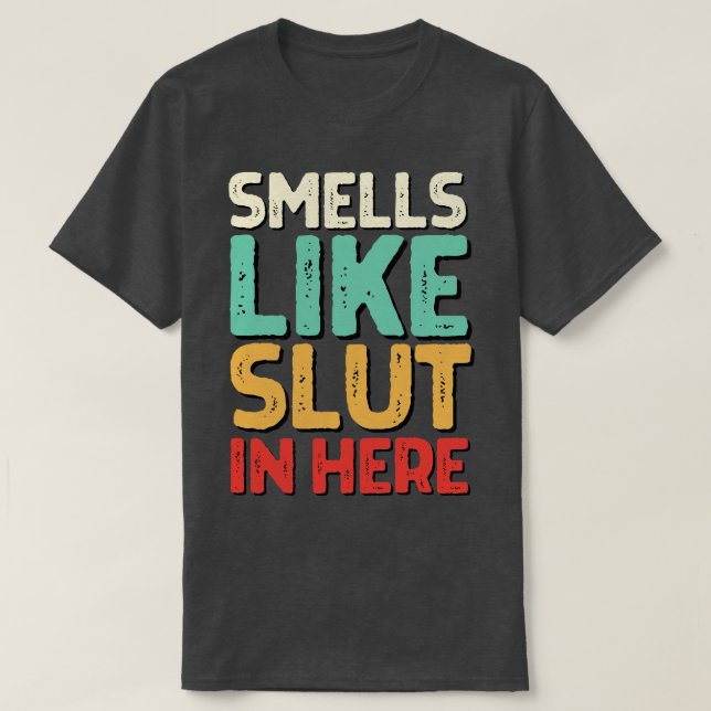 Camiseta Cheira Como Aqui O Humor Adulto Engraçado Ofensivo (Frente do Design)