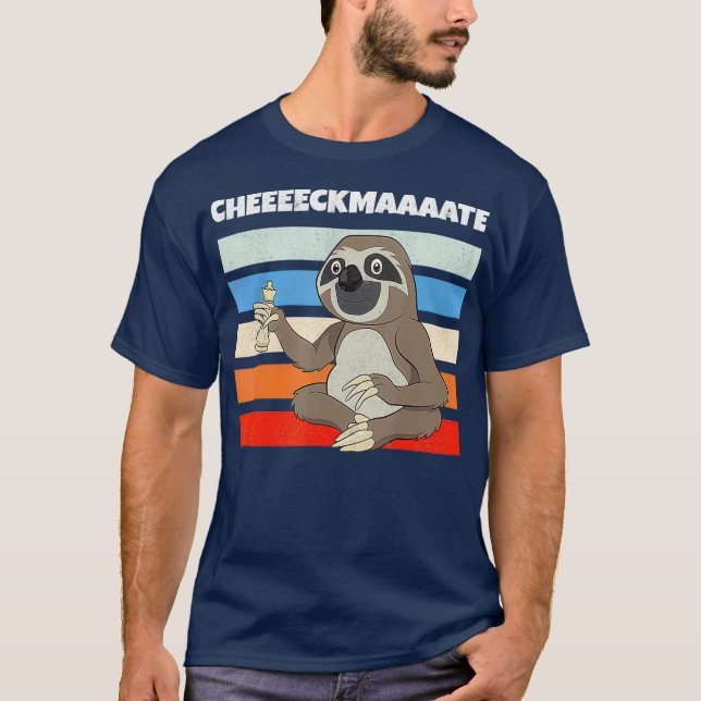 Camiseta Chess Sloth Slow Ceckmate Em Um Chess Engraçado (Frente)
