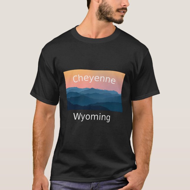 Camiseta Cheyenne Wyoming Mountain sunset hometown (Frente)
