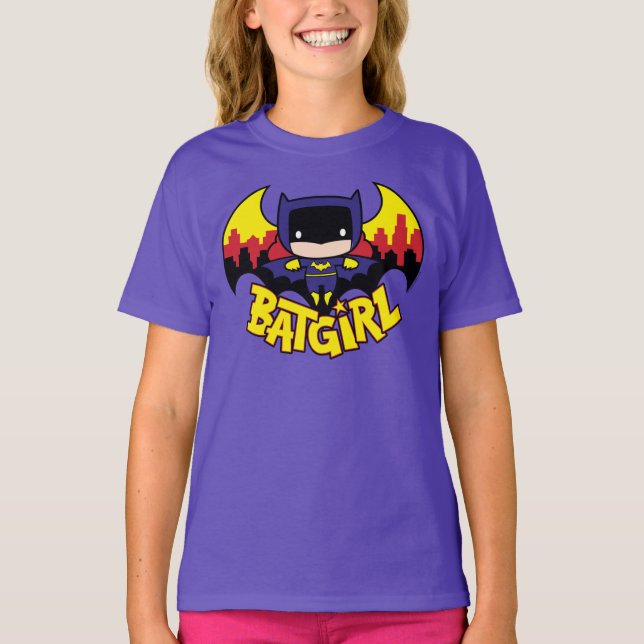 Camiseta Chibi Batgirl Com Skyline & Logo Gotham (Frente)