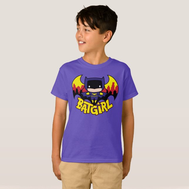 Camiseta Chibi Batgirl Com Skyline & Logo Gotham (Frente Completa)