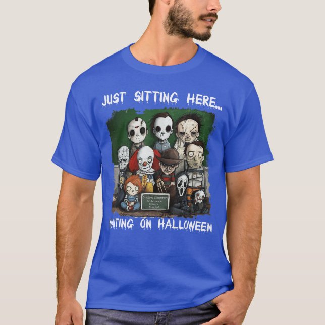 Camiseta Chibi Horror Sentado Aqui Esperando No Hallowee (Frente)
