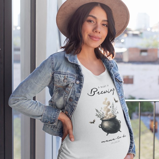 Camiseta Chic 'a Baby is Brewing' Halloween Baby Shower  (Criador carregado)