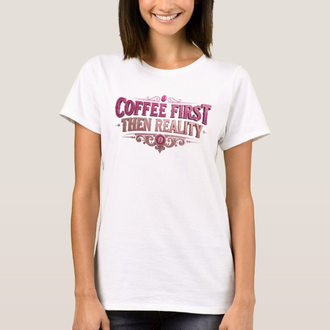 Camiseta Chic CAFE PRIMEIRO ENTÃO REALIDADE Design Visual (Frente)