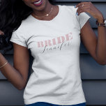 Camiseta Chic Dusty - Nome Brilhante de Caligrafia de Scrip<br><div class="desc">Celebre sua solteira com essa camiseta elegante e minimalista,  com tipografia rosa e empoeirada e elegante nome de caligrafia. Adicione facilmente seus próprios detalhes clicando na opção "personalizar".</div>