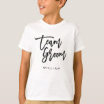 Camiseta Chic Trendy Brush Black Script Team Grot<br><div class="desc">T-shirt com as palavras "Team Groom" em cric trendy push black script que é perfeito para o portador do anel. Para outros itens correspondentes, consulte aqui https://www.zazzle.com/collections/119250194970828530?rf=238364477188679314 Personalize-o substituindo o texto do marcador de posição. Para obter mais opções, como alterar a fonte e seu tamanho, cor ou espaçamento entre letras,...</div>