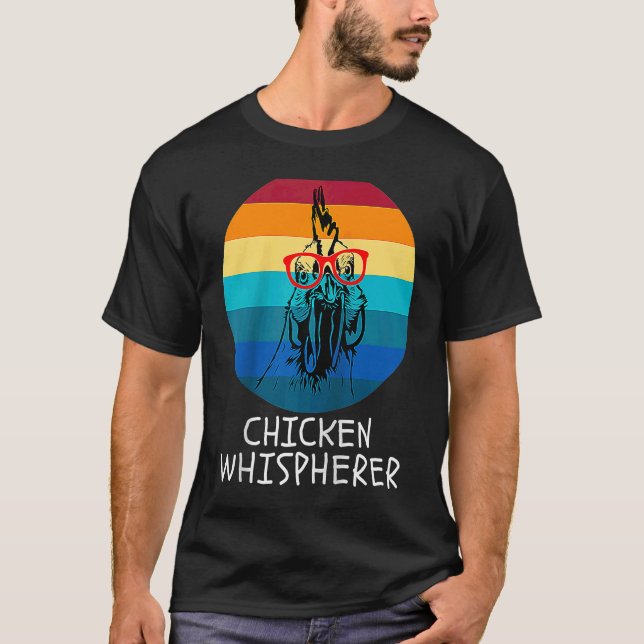 Camiseta Chicken Whisperer with Retro Sunset  Backyard Chic (Frente)