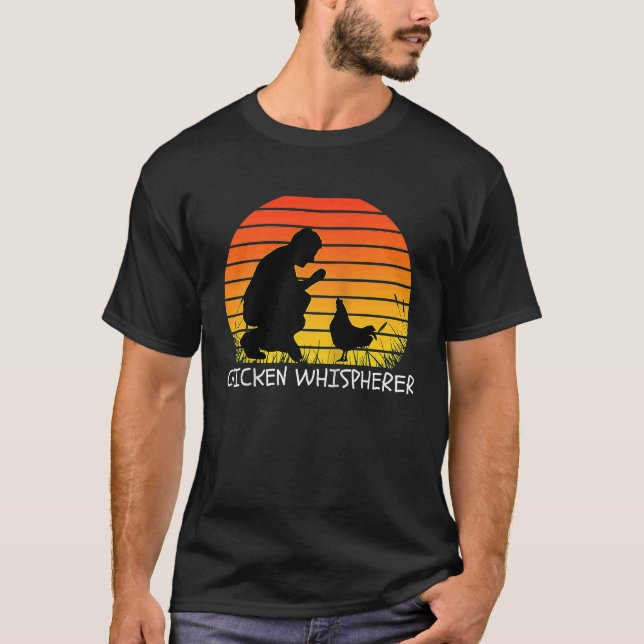 Camiseta Chicken Whisperer with Retro Sunset  Backyard Chic (Frente)