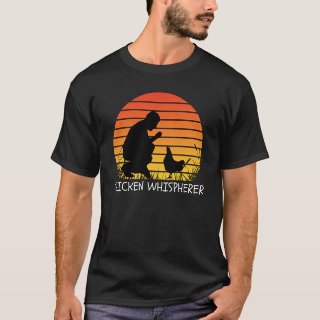 Camiseta Chicken Whisperer with Retro Sunset Backyard Chick (Frente)