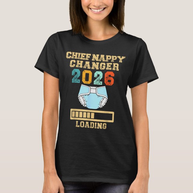 Camiseta Chief Nappy Changer 2026 New Baby Loading Funny Pr (Frente)