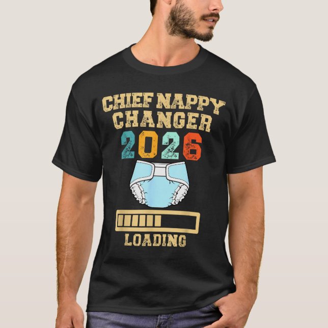 Camiseta Chief Nappy Changer 2026 New Baby Loading Funny Pr (Frente)