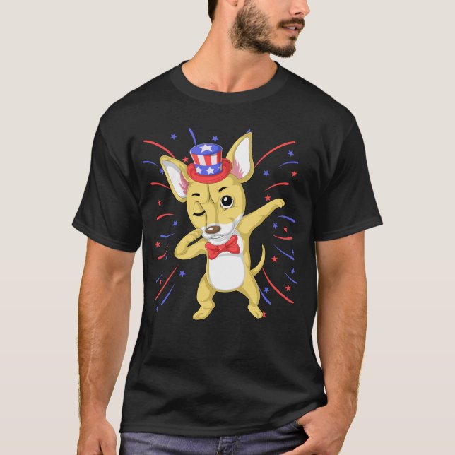Camiseta chihuahua dabbing 4 de julho (Frente)