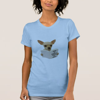 Camiseta Chihuahua lendo como se comportar mal