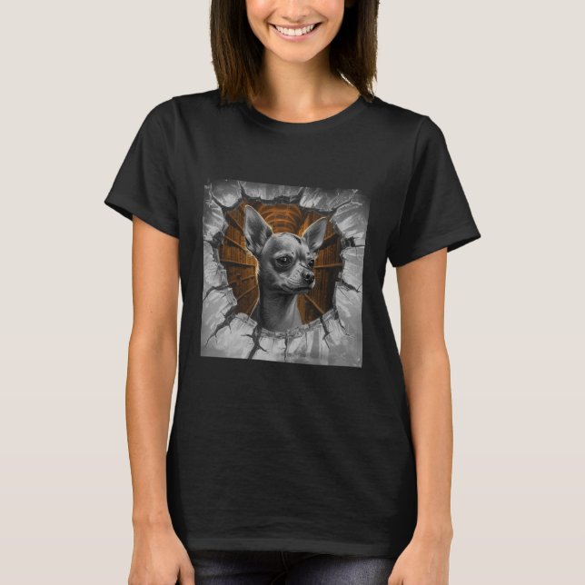 Camiseta Chihuahua Peers Through A Grey Wooden Wall (Frente)