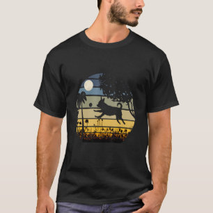 Camiseta Chihuahua Pulando Em Um Campo De Flores Noite De L