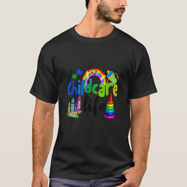 Camiseta Childcare life daycare puzzle piece crayons and ra (Frente)
