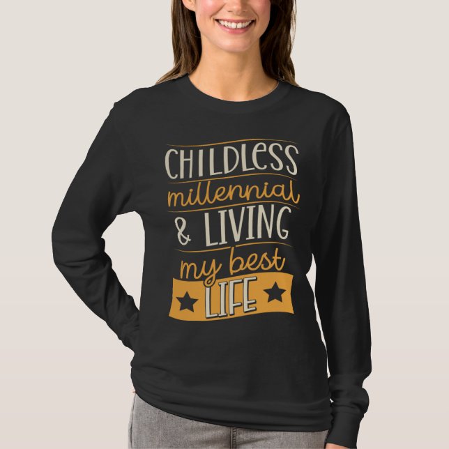 Camiseta Childless Millennial And Living My Best Life (Frente)