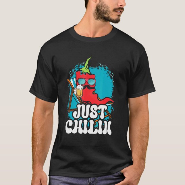 Camiseta Chili With A Beer Just Chilin Hot Spicy Chili (Frente)