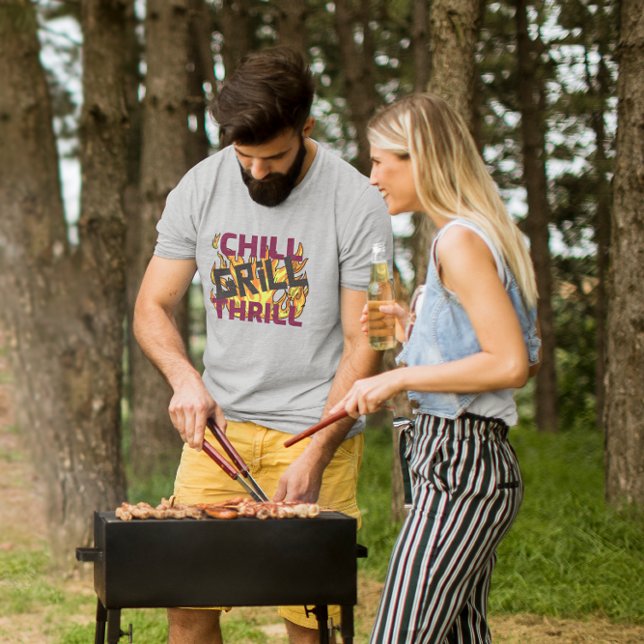 CAMISETA CHILL, GRILL, THRILL VERBEQUE BARBEQUE (Criador carregado)