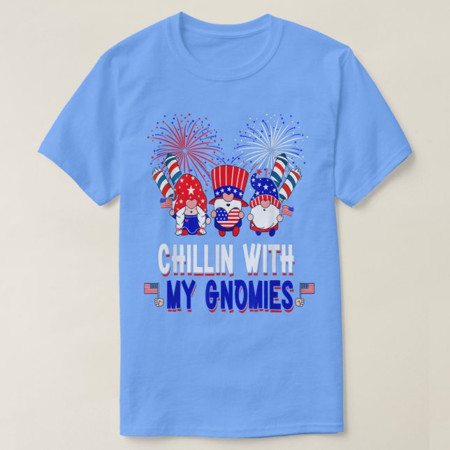 Camiseta Chillin' Com Gnomies Três Gnomos Bandeira American (Frente do Design)