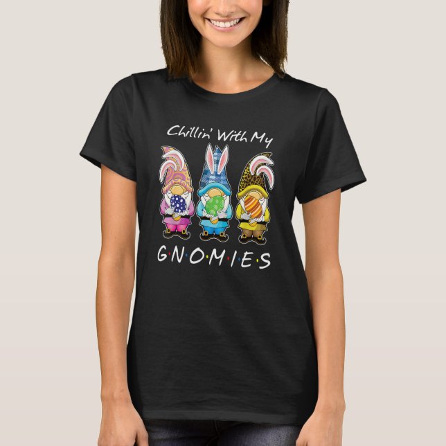 Camiseta Chillin With My Gnomies Bunny Egg Hunting Gnome Ha (Frente)