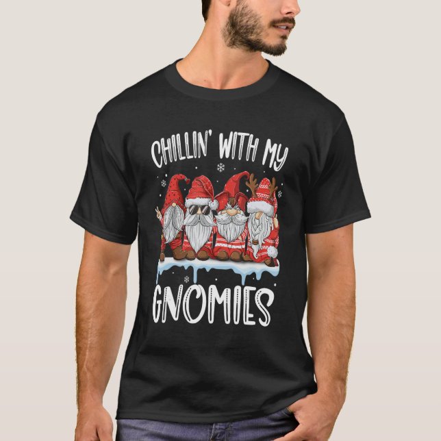 Camiseta Chillin With My Gnomies  Christmas Red Gnomes Plai (Frente)